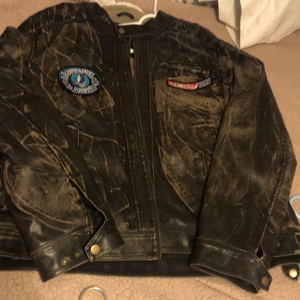 Hey his is a 100%  DEAD polyester jacket